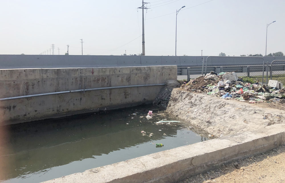 Ngay canh tuyến kênh là nơi tập kết rác thải, rác được xả xuống kênh gây ô nhiễm môi trường. Ảnh: Tại khu vực xã Phong Hải