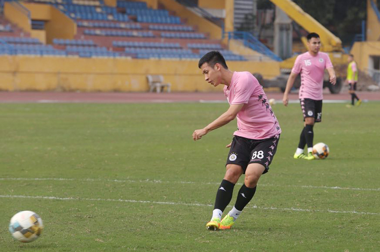 Hùng Dũng tập luyện trên sân Hàng Đẫy ngày 27/2, chuẩn bị cho trận tranh Siêu Cup với Hà Nội.