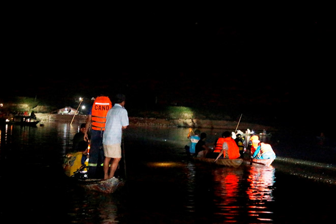 Công an tỉnh Quảng Nam tìm kiếm các nạn nhân mất tích trên sông Vu Gia ngày 25-2. Ảnh: CTV.