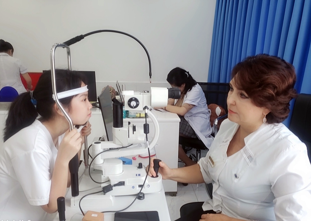 Khám mắt cho trẻ tại Bệnh viện Mắt quốc tế Việt-Nga Hạ Long.