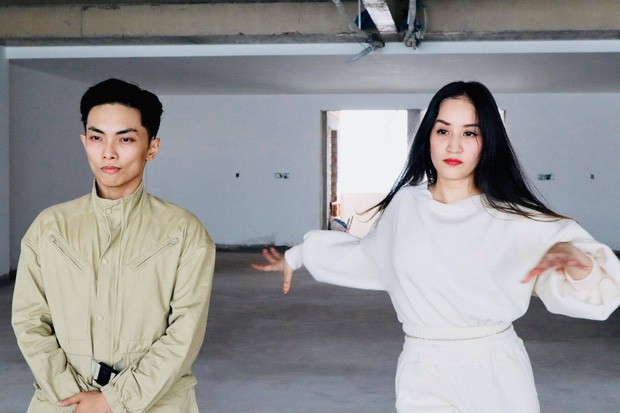 Vợ chồng Khánh Thi - Phan Hiển thể hiện khả năng nhảy hip hop kết hợp dancesport uyển chuyển.