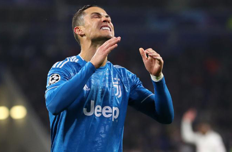 Ronaldo thất vọng sau trận thua 0-1 trên sân của Lyon ngày 26/2. Ảnh: AP.