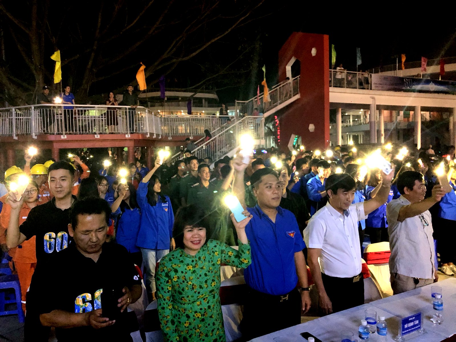 Các đại biểu cùng đông đảo ĐVTN bật đèn flash hưởng ứng Giờ trái đất 2019.