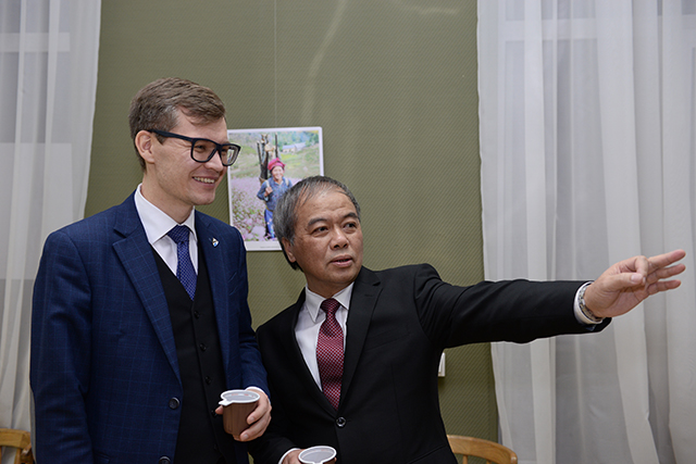 Ông Nguyễn Hoàng Việt giới thiệu các hình ảnh trong triển lãm tới quan khách Nga.