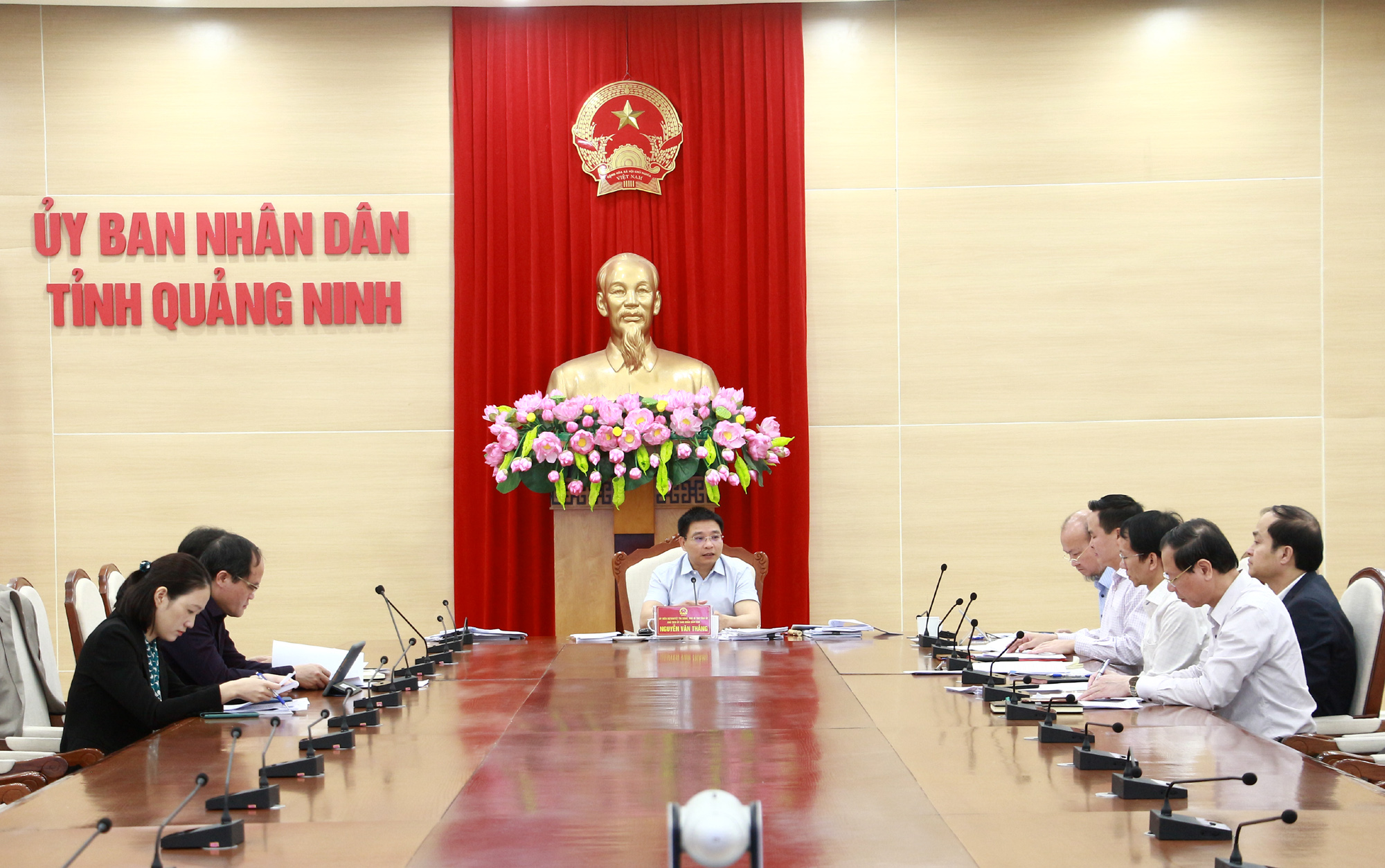 Đồng chí Nguyễn Văn Thắng, Phó Bí thư Tỉnh ủy, Chủ tịch UBND tỉnh, chủ trì cuộc họp.