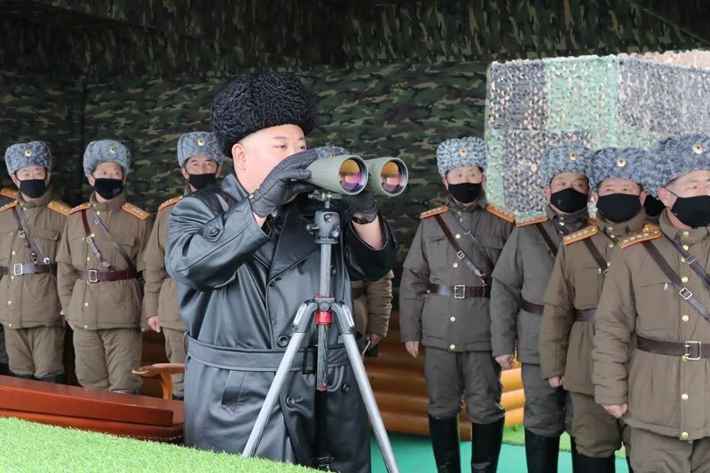 Nhà lãnh đạo Kim Jong Un đi thị sát cuộc tập trận của quân đội Triều Tiên hôm 28/2. Ảnh: KCNA