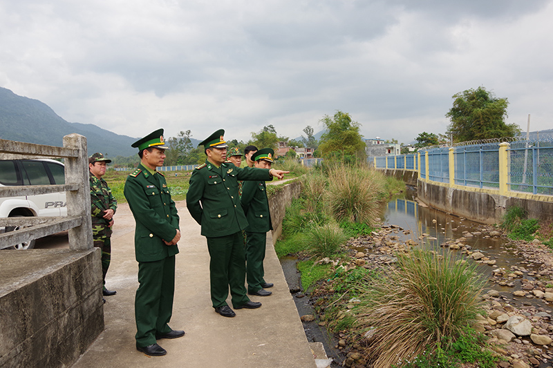Đoàn công tác của Bộ Chỉ huy BĐBP tỉnh kiểm tra một khu vực đặt điểm chốt kiểm soát xuất nhập cảnh trên tuyến biên giới huyện Bình Liêu