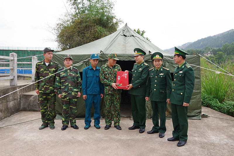 Đại tá Nguyễn Thanh Hải, Chính ủy BĐBP tỉnh tặng quà động viên CBCS thực hiện nhiệm vụ trên biên giới.