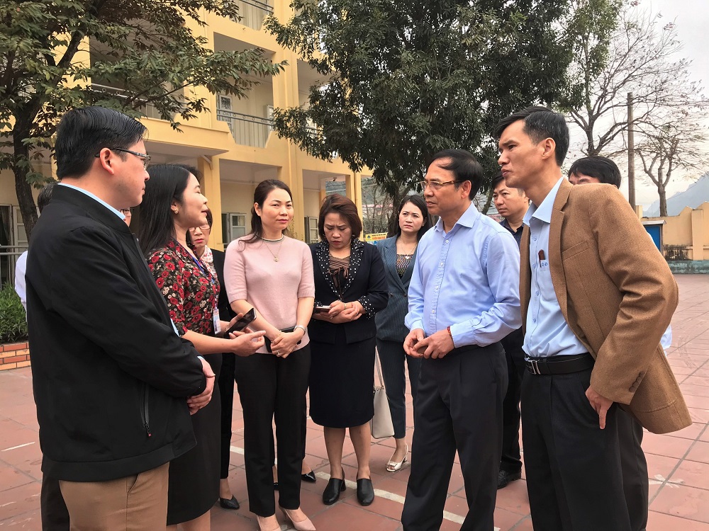 Đồng chí Đặng Huy Hậu chỉ đạo công tác phòng chống dịch bệnh Covid-19 tại trường THPT Lê Quý Đôn (TP Cẩm Phả).