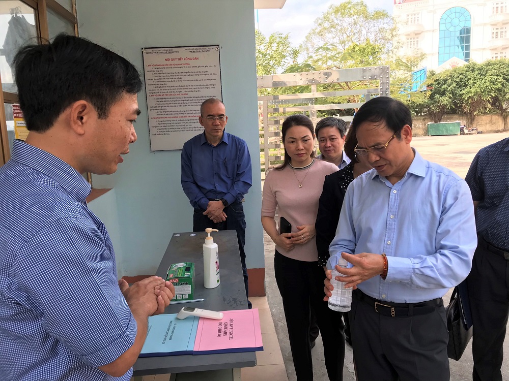 Đồng chí Đặng Huy Hậu kiểm tra trang thiết bị y tế tại trường Tiểu học, THCS, THPT Lê Thánh Tông (TP Hạ Long). 