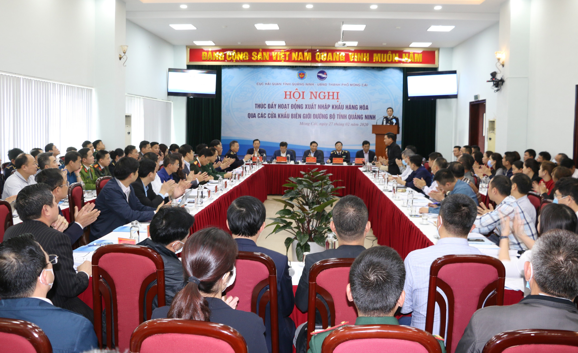 Ngày 27/2, Cục Hải quan Quảng Ninh phối hợp với UBND TP Móng Cái đã tổ chức hội nghị thúc đẩy hoạt động xuất nhập khẩu (XNK) hàng hóa qua các cửa khẩu biên giới đường bộ tỉnh Quảng Ninh