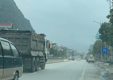 Các phương tiện vận chuyển đât phục vụ cho việc thi công tuyến đường bao biển Hạ Long-Cẩm Phả (khu vực Suối Khoáng Quang Hanh) đều có dấu hiệu cơi nới thành, thùng chở quá tải 