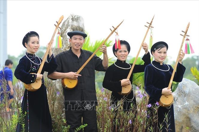 Nghệ nhân Mã Văn Trực (huyện Ba Bể, tỉnh Bắc Kạn) biểu diễn làn điệu hát Then. Ảnh: Minh Đức/TTXVN