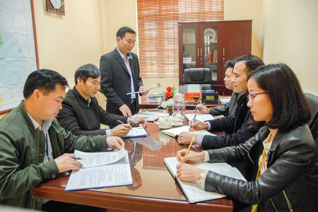 Đồng chí Bí thư Đảng ủy xã Tân Bình (đứng) kiểm tra công tác chuẩn bị mọi mặt cho Đại hội Đảng bộ xã qua đại diện các Tiểu ban, tổ giúp việc.
