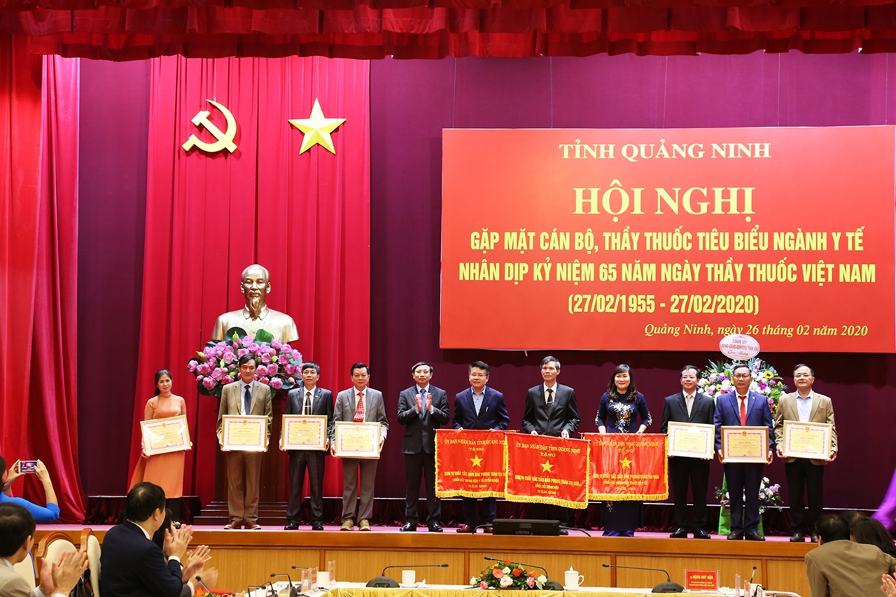 Đồng chí Nguyễn Xuân Ký, Bí thư Tỉnh ủy, Chủ tịch HĐND tỉnh, trao Cờ dẫn đầu phong trào thi đua và bằng khen của UBND tỉnh cho các tập thể.