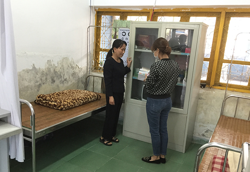 Y tế phường Mạo Khê (TX Đông Triều) kiểm tra số lượng khẩu trang, nước rửa tay khô Trường THPT Hoàng Quốc Việt chuẩn bị cấp phát cho giáo viên, học sinh đến trường.