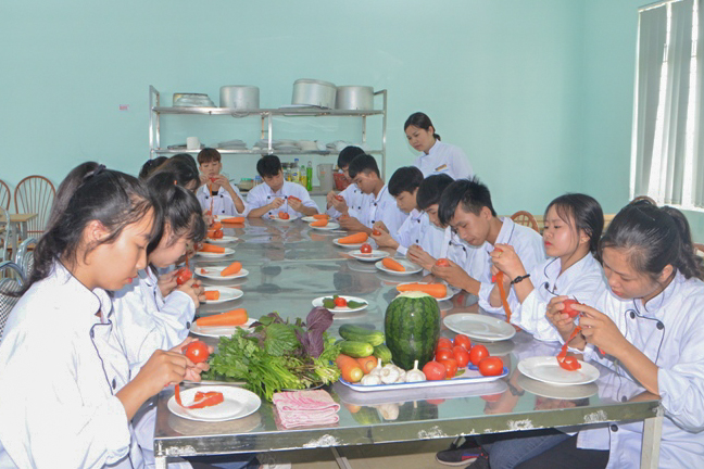 Học viên lớp Nghề kỹ thuật chế biến món ăn năm 2019 do Trường Cao đẳng Than- Khoáng sản Việt Nam (TKV) tổ chức tại phân hiệu đào tạo Móng Cái
