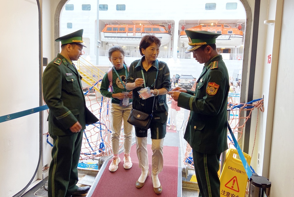Cán bộ Đồn BPCK Cảng Hòn Gai thực hiện nghiêm túc việc kiểm tra thủ tục hành chính đối với các du khách. 