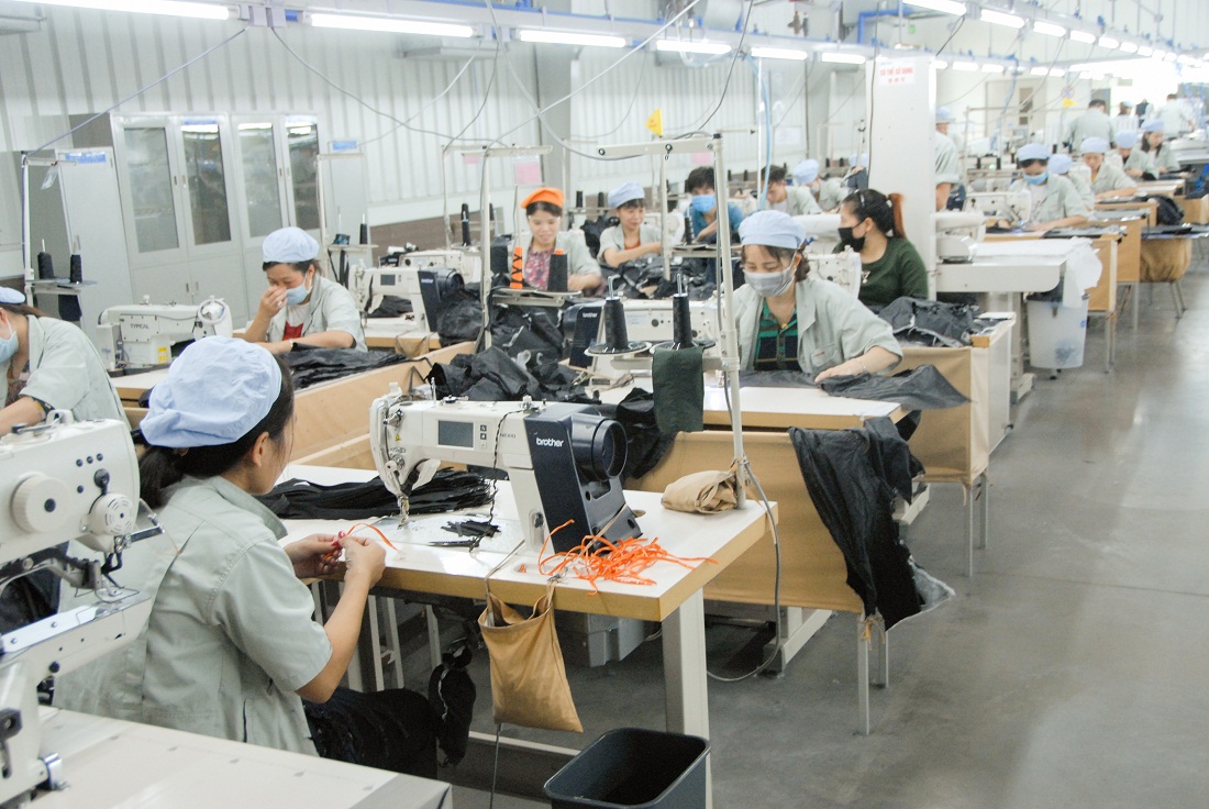 Nhiều công nhân tại Công ty TNHH May mặc Hoa Lợi Đạt (KCN Cảng biển Hải Hà) được tuyển dụng theo hình thức vừa học, vừa làm ngay tại đơn vị.