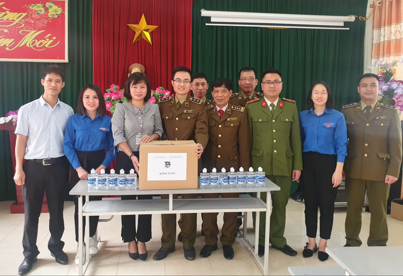 Đoàn TN hai cơ quan trao tặng dung dịch rửa tay khô cho Trường Phổ thông dân tộc bán trú TH&THCS Đồng Lâm 1.