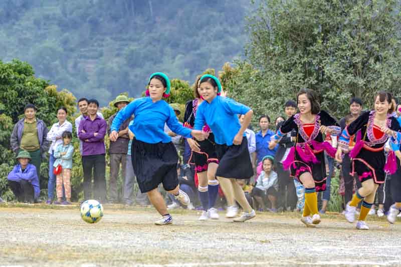 Phụ nữ Bình Liêu đá bóng trong lễ hội Đình Lục Nà 2019 tại xã Lục Hồn, huyện Bình Liêu