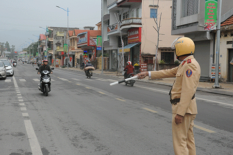 Công an TP Hạ Long tiến hành kiểm tra phương tiện xe mô tô trên địa bàn phường Hoành Bồ