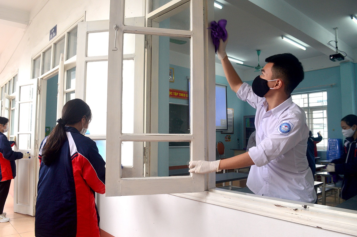 Học sinh trường Tiểu học-THCS-THPT Lê Thánh Tông vệ sinh lớp học sau khi kết thúc giờ học.