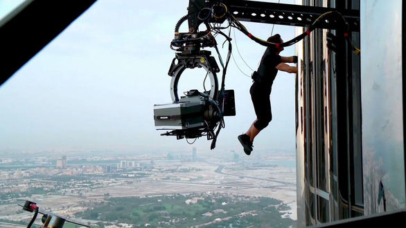 Tom Cruise tự đóng trong phân cảnh leo phía bên ngoài của tòa nhà chọc trời Burj Khalifa tại Dubai trong Nhiệm vụ bất khả thi 3 - Ảnh: Cultjer