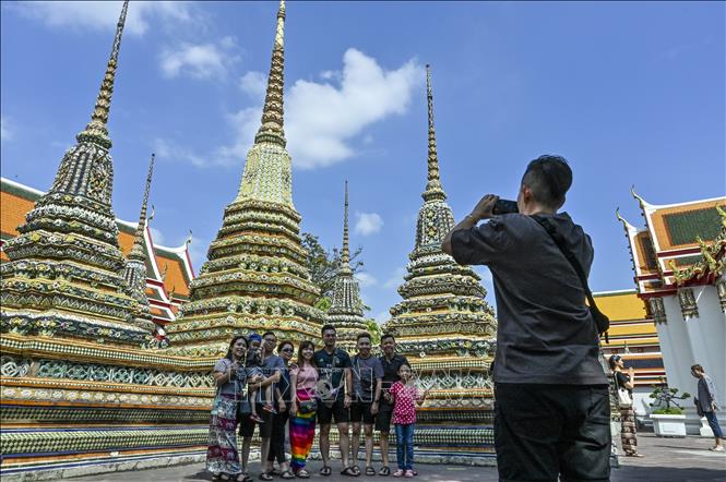 Thái Lan là một trong những điểm đến du lịch phổ biến nhất châu Á. Dù dịch COVID-19 đang hoành hành, du lịch Thái Lan vẫn là một lựa chọn tuyệt vời cho những ai muốn trải nghiệm các địa điểm du lịch tuyệt đẹp nhưng vẫn đảm bảo an toàn. Hãy xem hình ảnh để khám phá thêm thông tin về du lịch Thái Lan trong thời gian này!