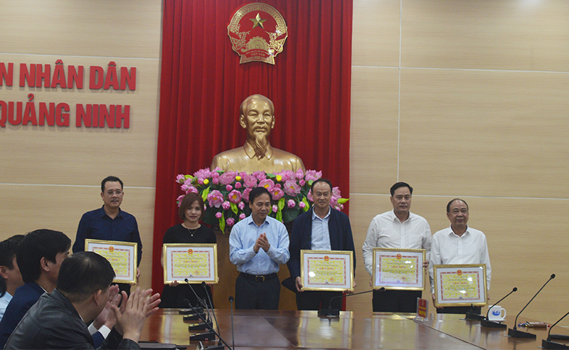 Đồng chí Đặng Huy Hậu, Phó Chủ tịch Thường trực UBND tỉnh tặng bằng khen cho các tập thể có thành tích xuất sắc.