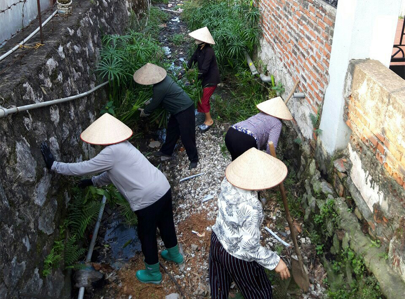 Nhân dân khu Tân Lập 1, phường Cẩm Thủy tham gia dọn dẹp tại các kênh mương.
