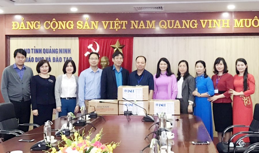Công đoàn ngành giáo dục Quảng Ninh tiếp nhận hỗ trợ 600 chai nước sát khuẩn từ Công đoàn ngành giáo dục Việt Nam để phòng chống dịch Covid-19 cho các trường học.