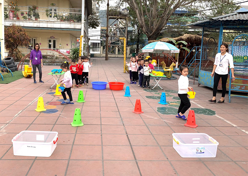Các cô giáo hướng dẫn trẻ thực hành các hoạt động ngoài trời.