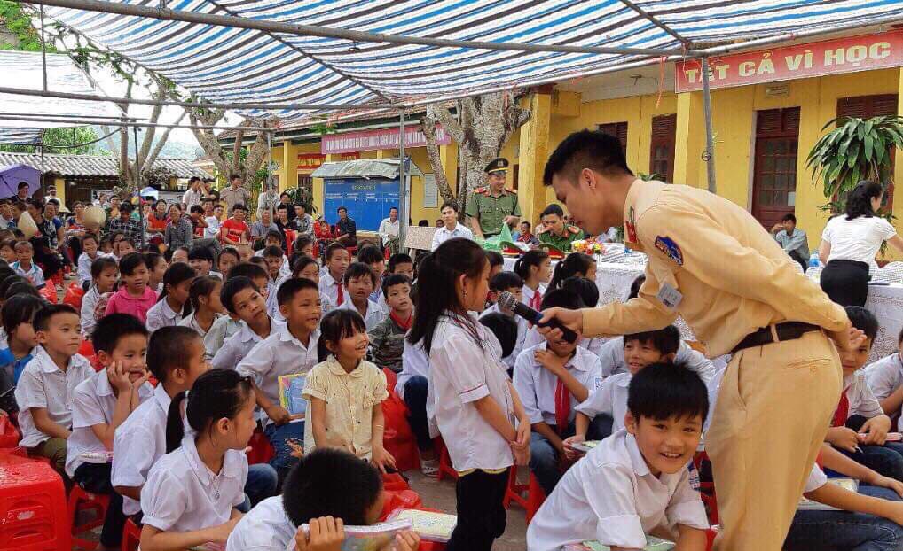 Chi đoàn thanh niên Công an huyện Tiên Yên tuyên truyền về Luật ATGT cho học sinh Trường TH-THCS Hà Lâu.TN 