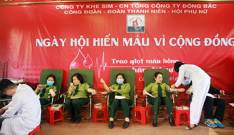 Cán bộ, chiến sỹ, người lao động Công ty Than Khe Sim (Tổng Công ty Đông Bắc) tham gia hiến máu nhân đạo.