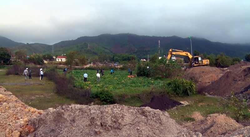 Quang cảnh buổi chế thu hồi đất để thực hiện dự án đầu tư xây dựng hạ tầng khu tái định cư xã Hạ Long, khu kinh tế Vân Đồn
