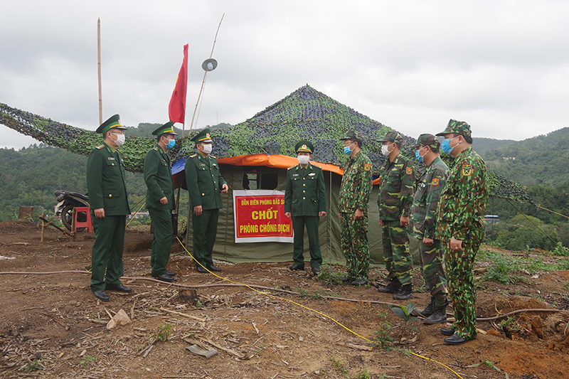 Đại tá Nguyễn Thanh Hải, Chính ủy BĐBP tỉnh kiểm tra, động viên CBCS làm việc tại điểm chốt phòng dịch của Đồn BP Bắc Sơn. hống dịch 