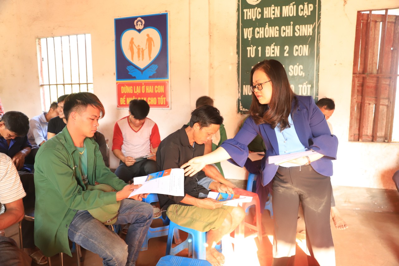 Cán bộ Tư pháp huyện Bình Liêu phát tờ gấp tuyên truyền pháp luật cho bà con dân tộc thiểu số xã Đồng Tâm của huyện. Ảnh: La Lành (TTTT-VH Bình Liêu)