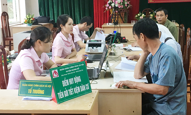 Cán bộ Ngân hàng CSXH giải ngân vốn tại xã Đồng Lâm, TP Hạ Long.