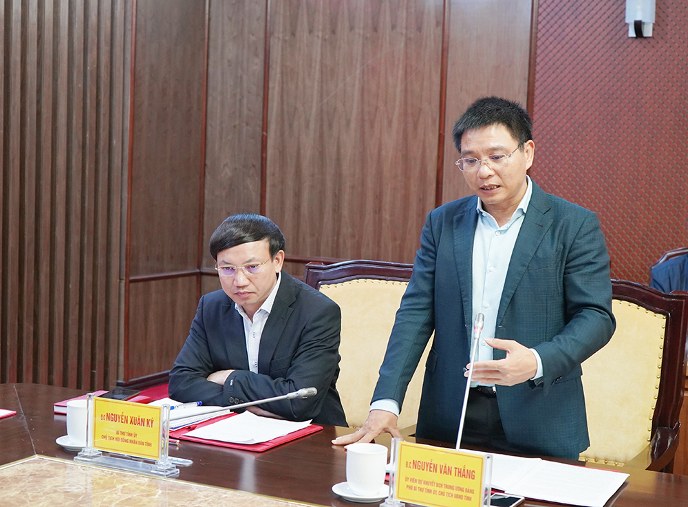 Chủ tịch UBND tỉnh Nguyễn Văn Thắng báo cáo một số nội dung liên quan đến tình hình phát triển KT-XH của tỉnh.