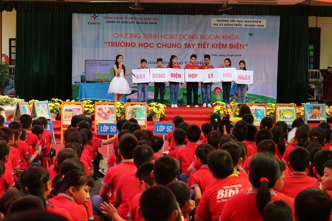 Các em học sinh Trường Tiểu học Mạo Khê B (TX Đông Triều) hào hứng tham gia chương trình 