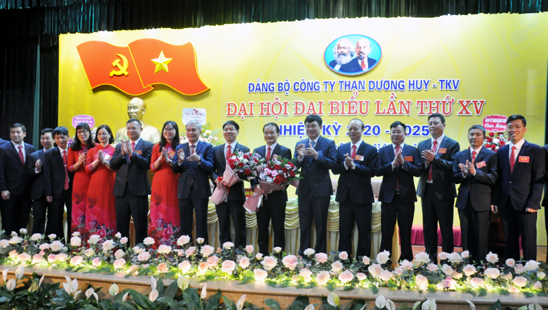 Các đồng chí lãnh đạo Tỉnh uỷ và Đảng uỷ Than Quảng Ninh tặng hoa chúc mừng Ban Chấp hành Đảng bộ Công ty Than Dương Huy – TKV nhiệm kỳ 2020 -2025