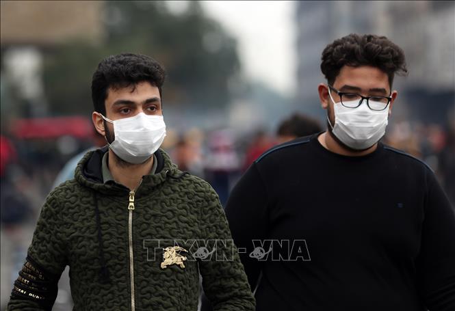Người dân đeo khẩu trang nhằm ngăn chặn dịch COVID-19 lây lan tại Baghdad, Iraq. Ảnh: THX/TTXVN