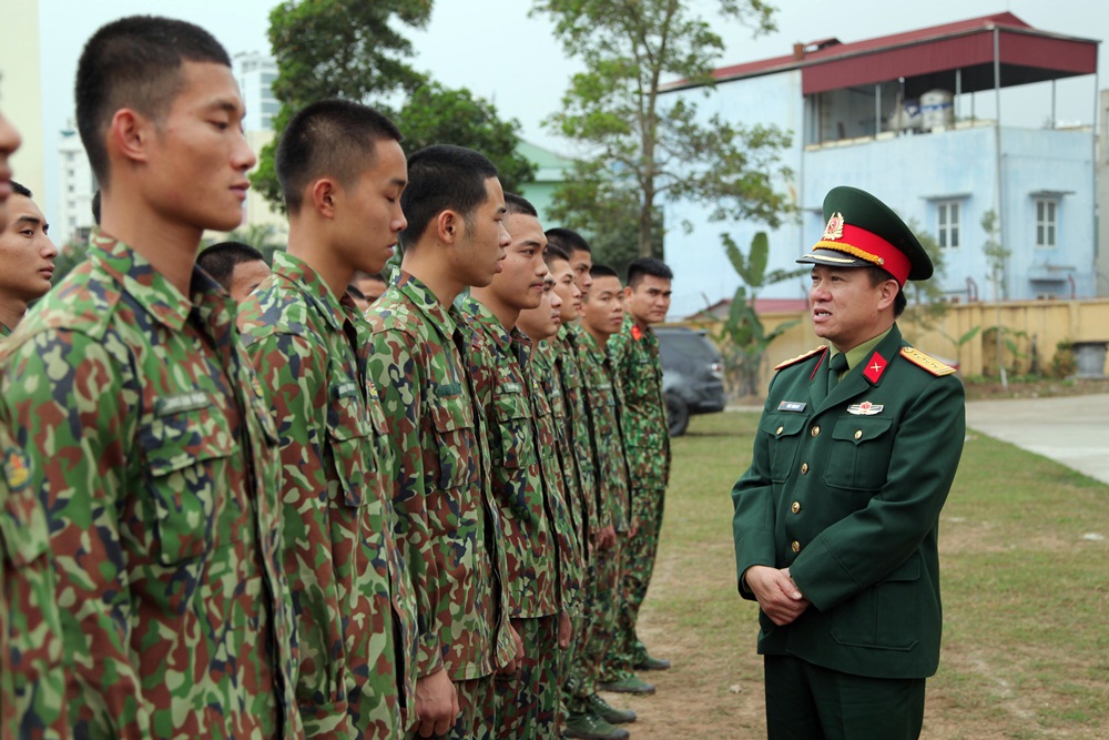 Lãnh đạo Bộ CHQS tỉnh thường xuyên trao đổi, động viên các cán bộ, chiến sĩ hoàn thành tốt nhiệm vụ được giao. 