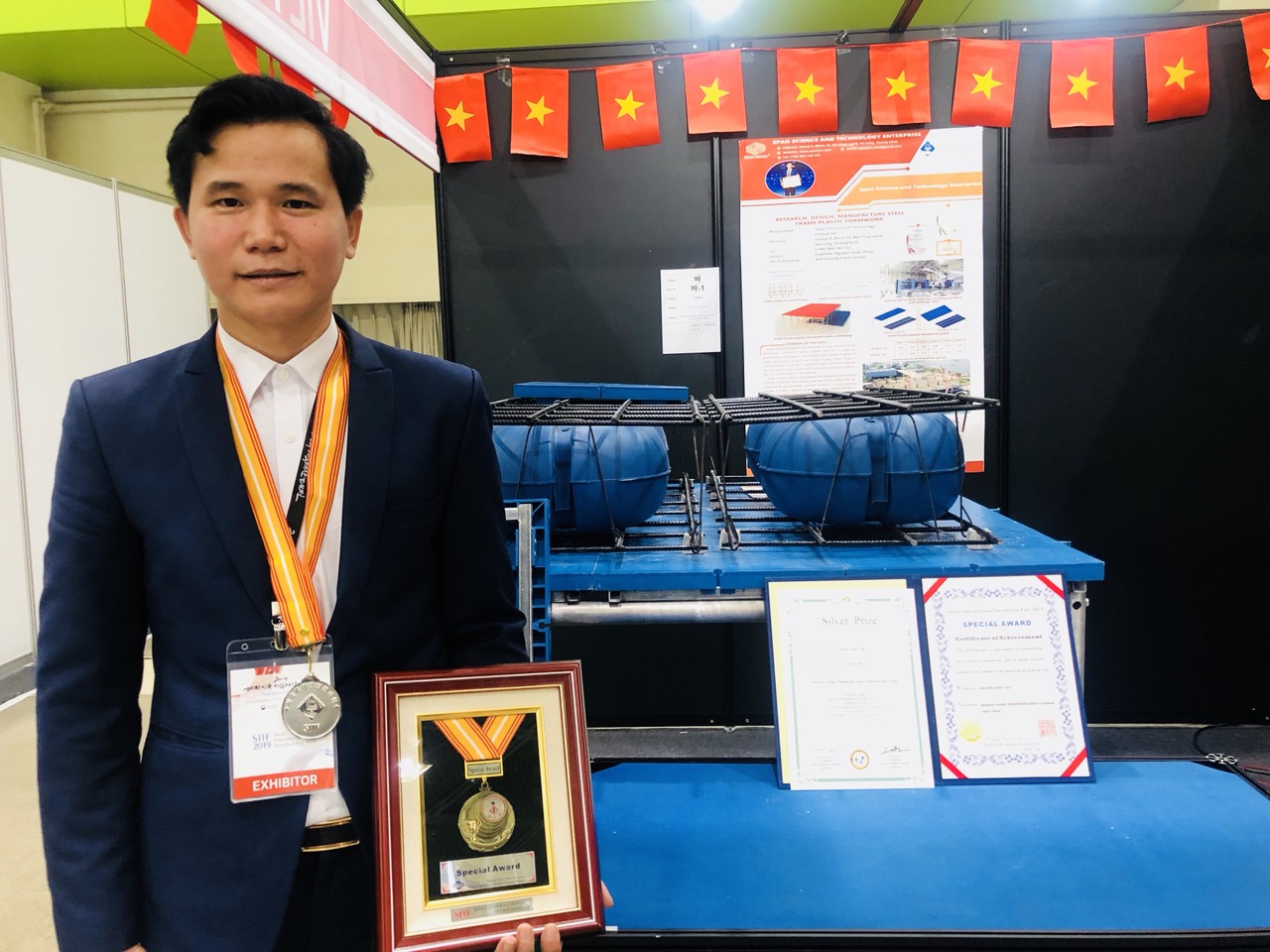 Ông Nguyễn Xuân Thủy, tác giả công trình “Nghiên cứu, thiết kế, chế tạo, sản xuất tấm cốp pha nhựa khung thép” đạt Huy chương bạc tại Triển lãm Quốc tế về sáng tạo Khoa học công nghệ (SIIF 2019).