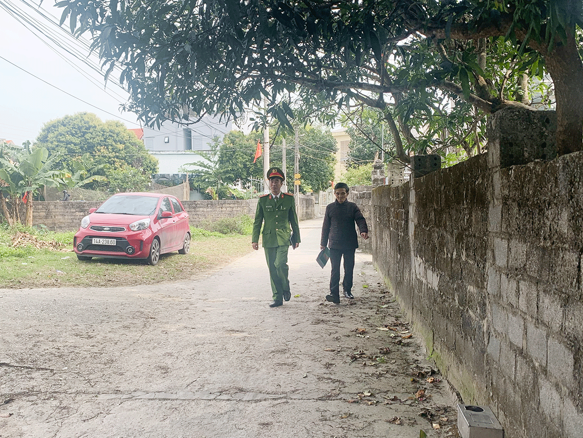 Đại úy Ngô Cô Tam cùng cán bộ thôn Đồng Thành đi tuyên truyền ANTT, ATGT trên địa bàn xã Đông Xá