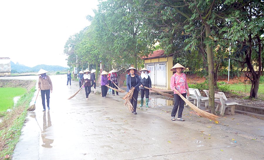 Hội viên NCT Khu dân cư Nhuệ Hổ (phường Kim Sơn) tham gia dọn rác thải vệ sinh môi trường nhân ngày chủ nhật xanh tháng 3/ 2020.