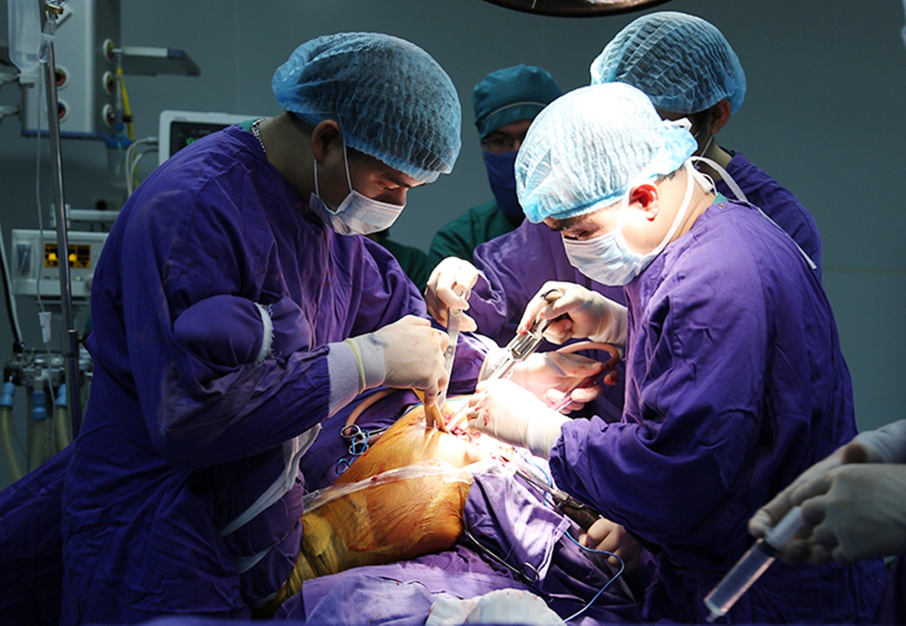 Các bác sĩ khoa Chấn thương chỉnh hình thực hiện phẫu thuật thay khớp háng nhân tạo cho người bệnh.