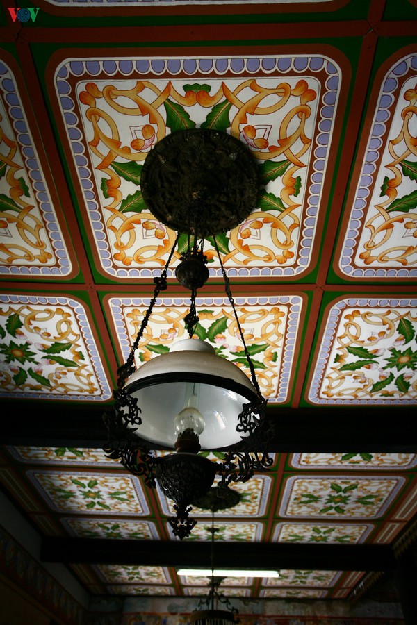 Trên trần giả là những trang trí với họa tiết cầu kỳ. Những chiếc đèn kiểu phương Tây của thế kỷ trước vẫn được lưu giữ.