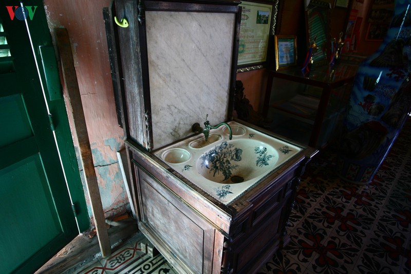 Chậu rửa mặt (lavabo) bằng sứ tráng men trắng hoa xanh, một trong những thứ đồ nội thất cùng niên đại với ngôi nhà hiện vẫn được lưu giữ.
